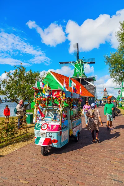 Ice cream cart at the museum village in Zaanse Schans, Netherlands — Stock Photo, Image