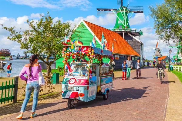 Ice cream cart at the museum village in Zaanse Schans, Netherlands — 스톡 사진