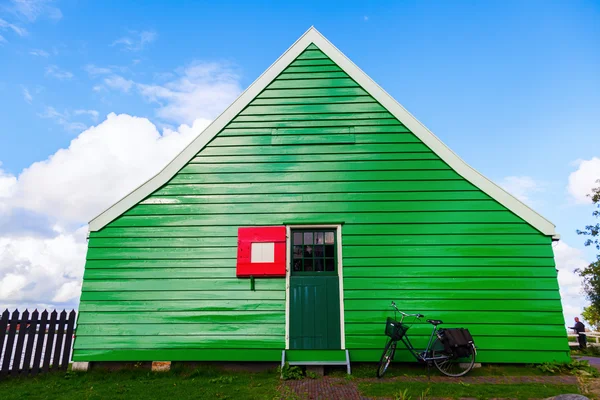 Edificio laterale di un mulino a vento olandese — Foto Stock