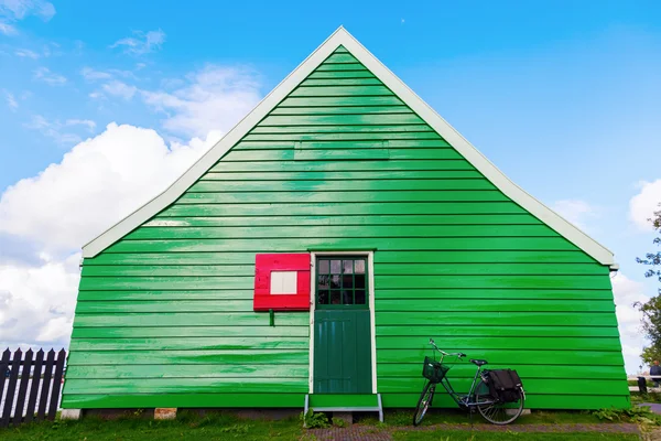 Edificio laterale di un mulino a vento olandese — Foto Stock