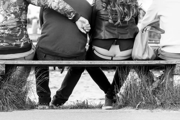 Menschen sitzen auf einer Bank — Stockfoto