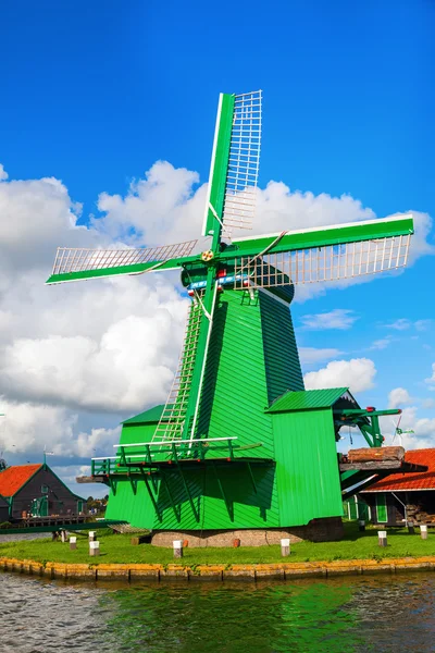 Stary wiatrak w Zaanse Schans, Holandia — Zdjęcie stockowe