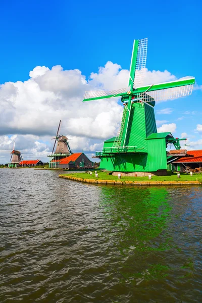 Stary wiatrak w Zaanse Schans, Holandia — Zdjęcie stockowe