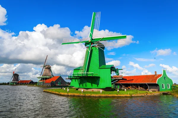 Gammal väderkvarn i Zaanse Schans, Nederländerna — Stockfoto