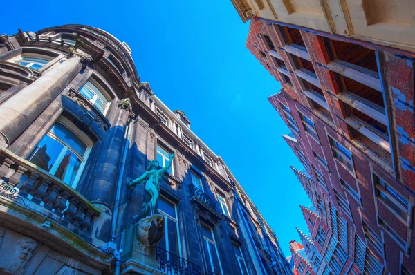Gamla byggnader i gamla stan i Antwerpen, Belgien — Stockfoto
