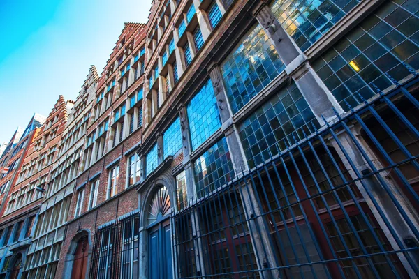 Edificios antiguos en el casco antiguo de Amberes, Bélgica — Foto de Stock