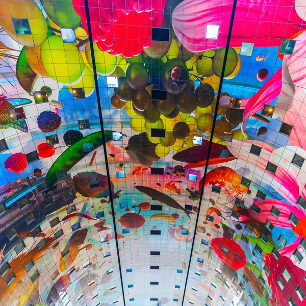 Interieur van de nieuwe markthal in Rotterdam, Nederland — Stockfoto