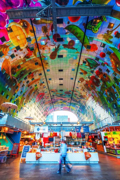 Interiören i nya saluhallen i Rotterdam, Nederländerna — Stockfoto