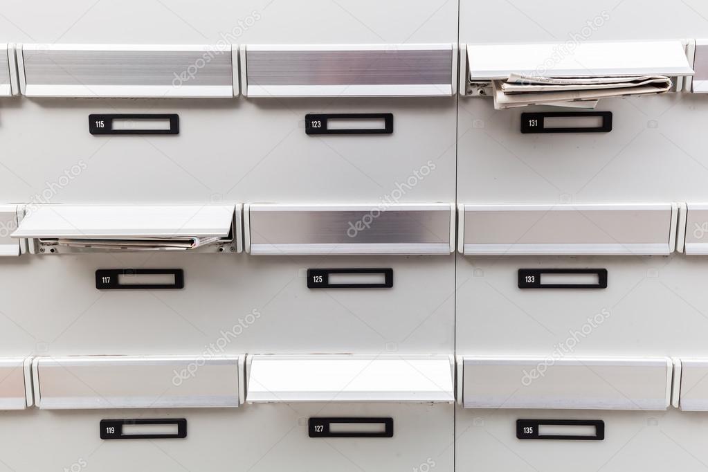 El armario con un montón de muebles en una estantería de taquillas de