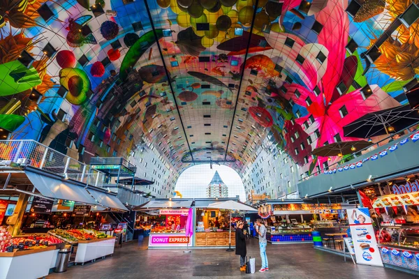 Im Inneren der modernen Markthalle in Rotterdam, Niederlande — Stockfoto