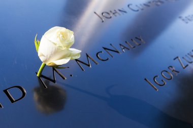 Manhattan, Nyc 11 anma bir kurban Ulusal Eylül havuzda adını üzerinde beyaz gül