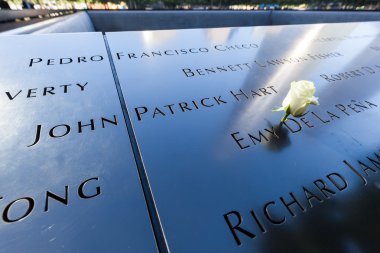 Manhattan, Nyc 11 anma bir kurban Ulusal Eylül havuzda adını üzerinde beyaz gül