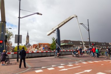 Delft, Hollanda'da bir bascule köprüsünde bekleyen bisikletçiler