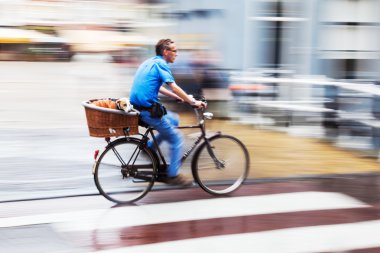 Bir yağmurlu günde bisikletçi Hollandalı bir şehirde