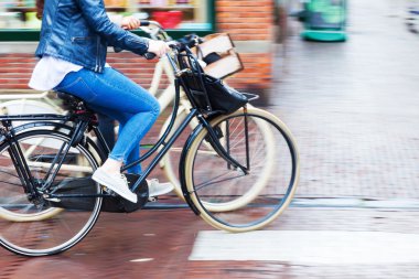 Yağmurlu şehirde bisiklet binici