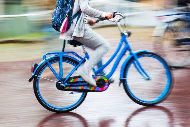 Yağmurlu şehirde bisiklet binici