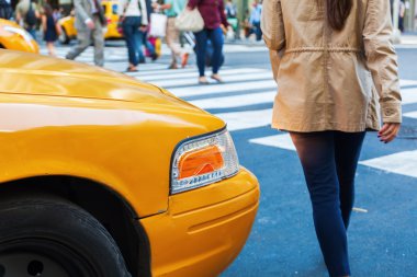 Manhattan, New York City'deki bir yaya geçidi, sarı taksi