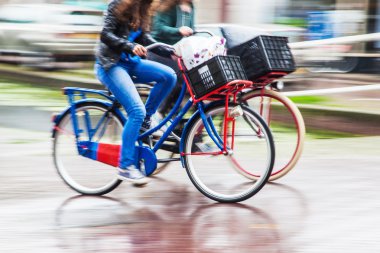 Yağmurda Bisiklet binici