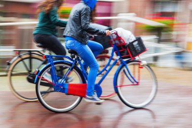 Yağmurda Bisiklet binici