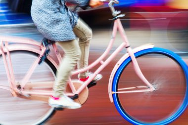 Yağmurda Bisiklet binici