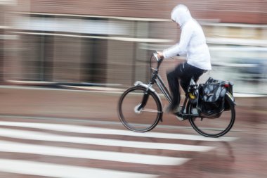 Yağmurda Bisiklet binici