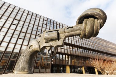 silah heykel Luxembourg Kirchberg üzerinde