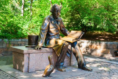 Central Park, New York'ta Hans Christian Andersen heykeli