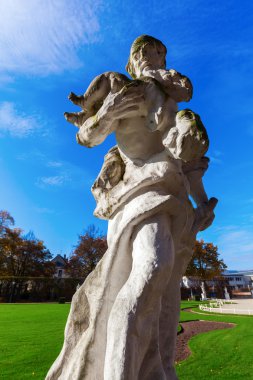 Trier, Almanya'nın bir parkta antik heykel