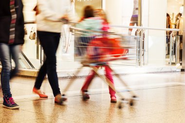 bir alışveriş merkezinde insanlar Hareket Bulanıklığı