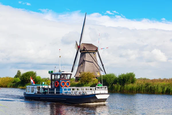 Historical windmills at Kinderdijk, Netherlands — Stockfoto