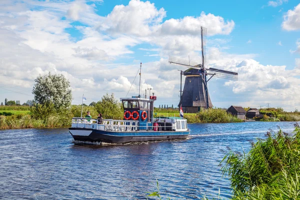 Historical windmills at Kinderdijk, Netherlands — Stockfoto