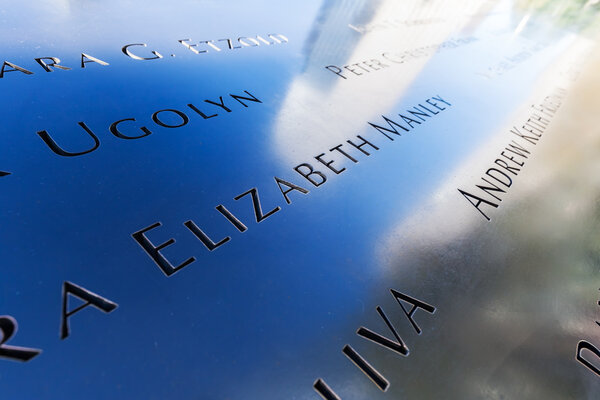 выгравированные имена жертв в бассейне Национального мемориала 11 сентября в Манхэттене, Нью-Йорк
