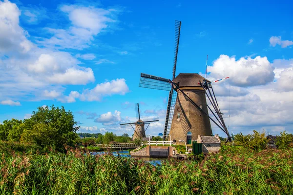 Väderkvarnar i kinderdijk, Nederländerna — Stockfoto