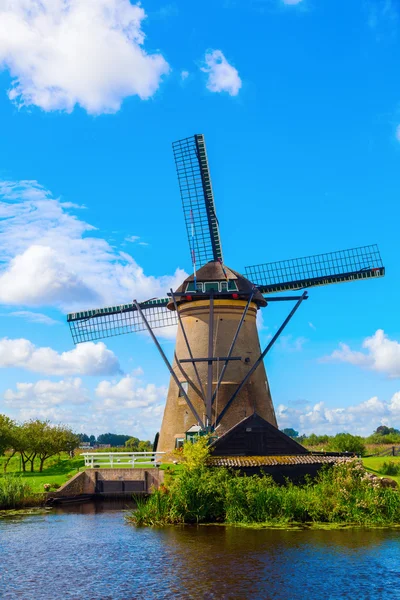 Väderkvarnar i kinderdijk, Nederländerna — Stockfoto