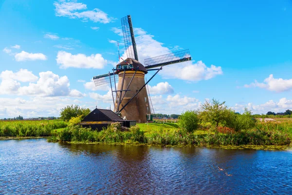 Väderkvarnar i kinderdijk, Nederländerna — Stockfoto