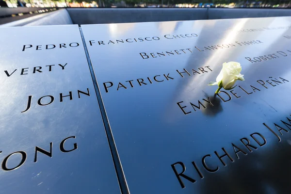 白いバラ国立 9 月のプールで被害者の名前でマンハッタン、ニューヨークで 11 記念 — ストック写真