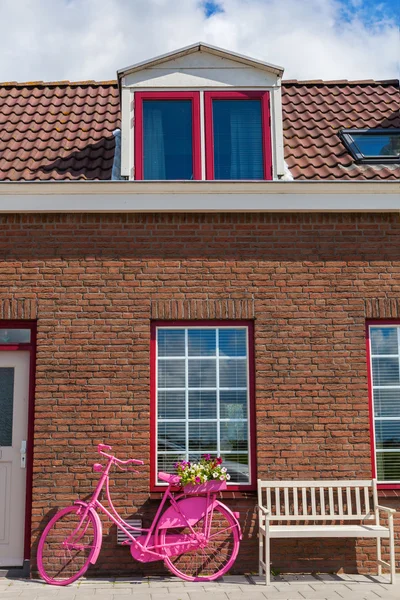 Pink bicycle at a Dutch house — Stock Photo, Image
