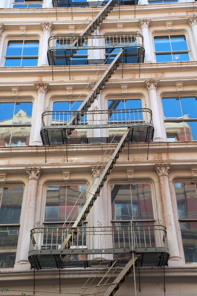 Old residential buildings with fire escape stairs in Soho, New York City — Stock Photo, Image