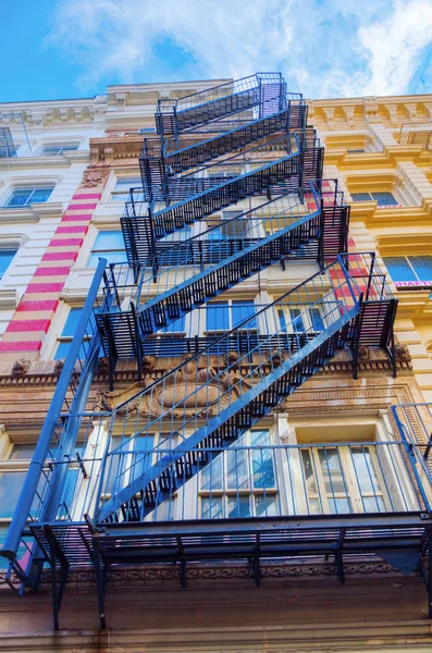 Edifícios residenciais antigos com escadas de incêndio em Soho, Nova York — Fotografia de Stock