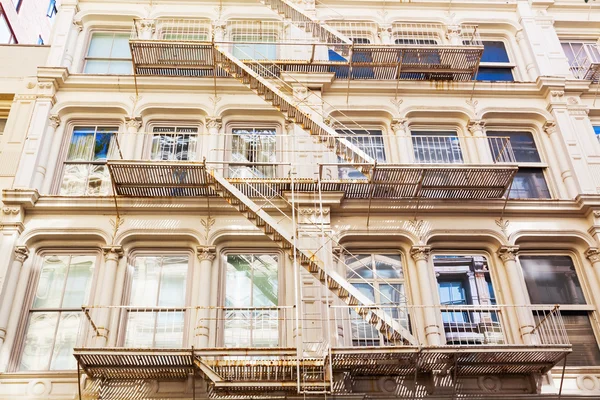 Antiguos edificios residenciales con escalera de incendios en Soho, Nueva York —  Fotos de Stock