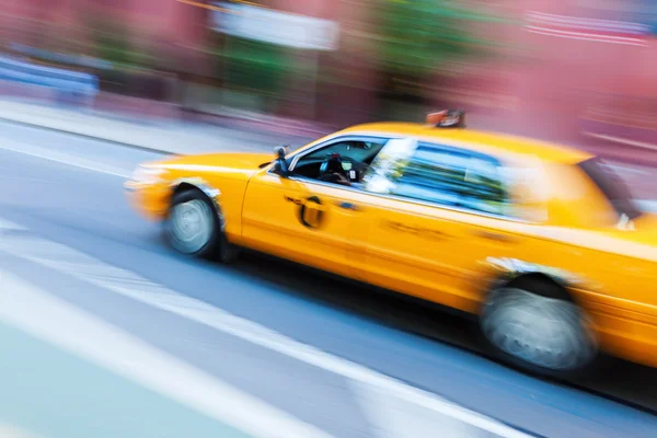 Gelbe Fahrerkabine von nyc in motion unscharf — Stockfoto