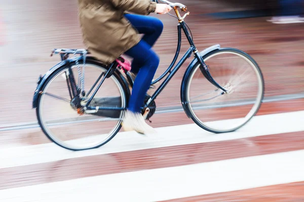 Rider rowerów w deszczowe miasto — Zdjęcie stockowe