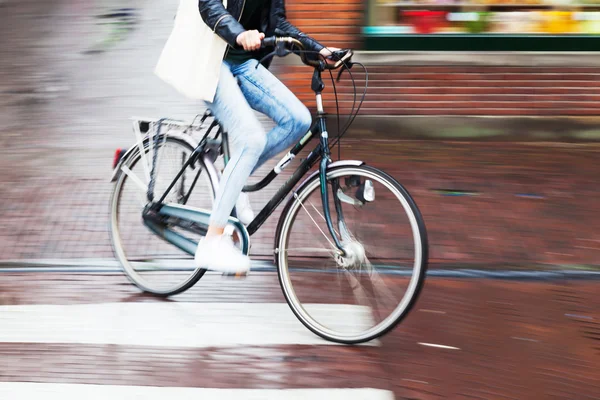 雨の多い街で自転車に乗る人 — ストック写真