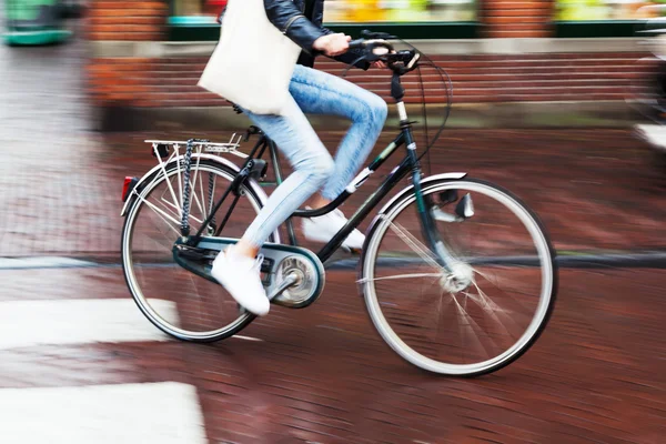 Rider rowerów w deszczowe miasto — Zdjęcie stockowe