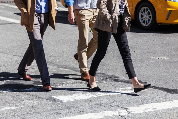 Business people crossing a street — Φωτογραφία Αρχείου