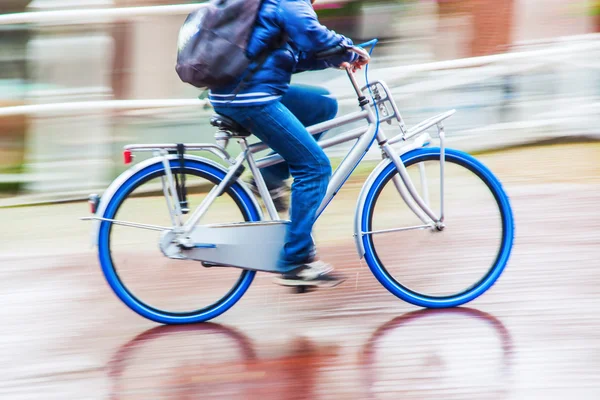Ciclista na cidade chuvosa — Fotografia de Stock
