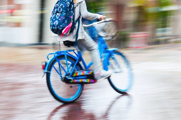 Bicycle rider in the rainy city — Stock Photo, Image