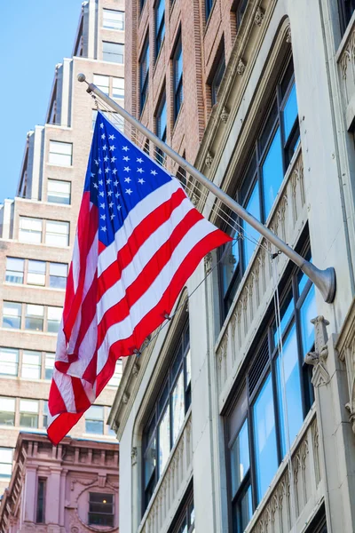 Bandera de Estados Unidos en un edificio en Manhattan, Nueva York — Foto de Stock