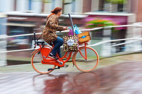 一个下雨天的自行车骑手，在荷兰的城市 — 图库照片