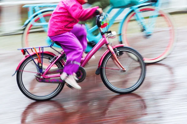 Велосипедист у дощовому місті — стокове фото
